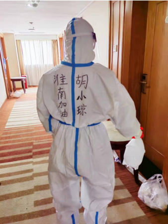 胡小瓊進(jìn)行消殺工作